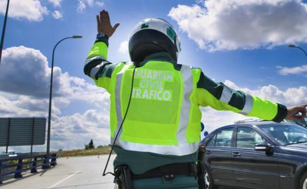 Un agente de Tráfico realizando un control. 