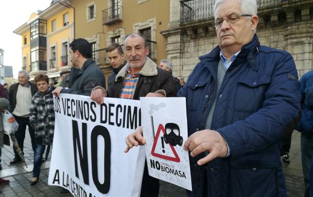 Vecinos de Compostilla en un protesta contra la red de calor ante el Ayuntamiento de Ponferrada.