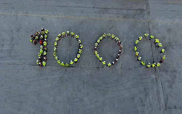 Trabajadores de la planta de Cosmos en Toral de los Vados, durante la celebración de la efeméride.