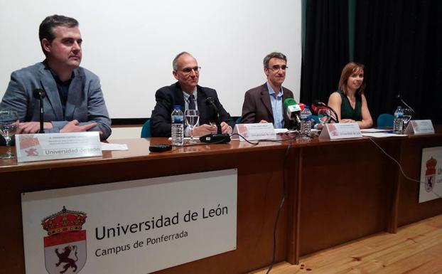 El vicerrector del Campus de Ponferrada, José Ramón Pérez, el director de la EIAF, Pedro Aguado Rodríguez, la subdirectora, Flor Álvarez Taboada. Subdirectora de la EIAF y el coordinador del máster, Fernando Castedo, en la presentación.
