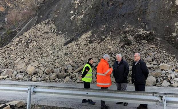 El delegado territorial de la Junta, Guillermo Gacía (2D), durante la visita realizada a la zona del derrumbe.