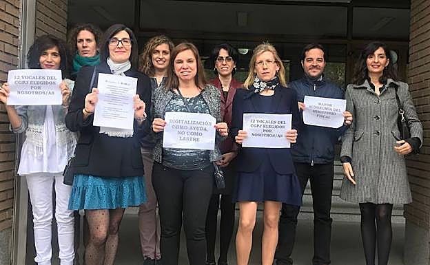 Imagen de la concentración de jueces y fiscales de Ponferrada celebrada ayer.