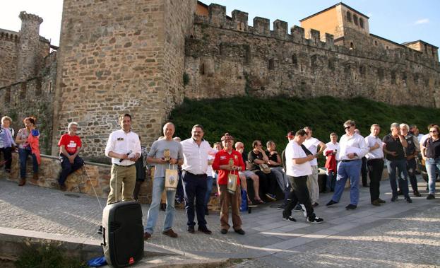 Los participantes en la prueba, en su llegada este domingo al Castillo de los Templarios.