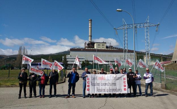 Imagen de una de las concentraciones a las puertas de la central de Anllares.