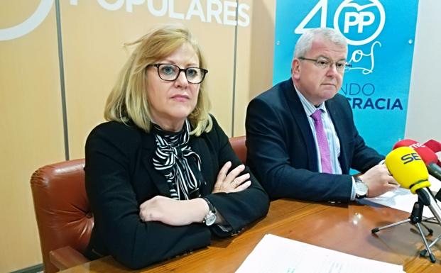 El senador del PP por León, Alfonso Rodríguez-Hevia, y la procuradora en Cortes, Mar González, durante su comparecencia en Ponferrada.