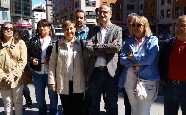 Olegario Ramón (4D) arropado por compañeros de filas en la presentación de su precandidatura a las primarias del PSOE en Ponferrada.