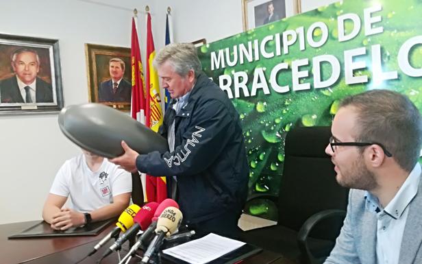 El alcalde de Carracedelo, Raúl Valcarce, muestra las nuevas farolas instaladas en el municipio que aplican mecanismos de eficiencia energértica.