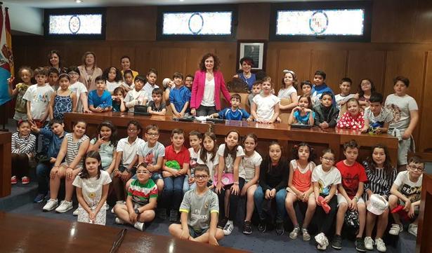 La alcaldesa junto a los alumnos del CEIP Peñalba, en el salón de plenos del Ayuntamiento.