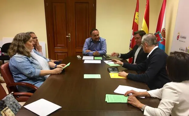 Imagen de la reunión entre los médicos interinos y el presidente y el vicepresidente comarcal.