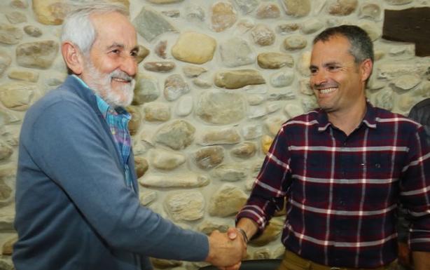 El secretario general de Ugal-Upa, Matías Llorente (I), junto al presidente de la Asociación Berciana de Agricultores, Jose Ángel Bodelón (D), durante la firma del convenio.