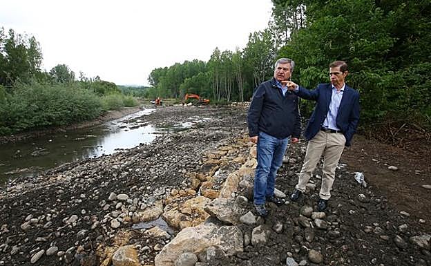 El presidente de la CHMS, Francisco Marín (D), junto al alcalde de Carracedelo, Raúl Valcarce (I), durante la visita a las obras.