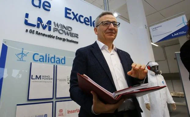 El director de la planta de LM Wind Power en Ponferrada, Francisco Vega, durante su comparecencia.