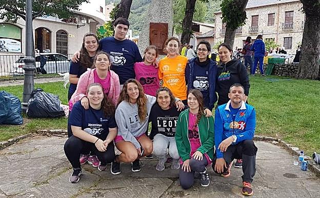 Alumnos de Fisioterapia que ayudaron en la recuparación de los participantes de la Bierzo Triman.