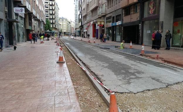 Obras de urbanización en la calle Camino de Santiago de Ponferrada.