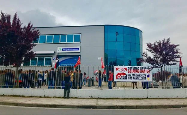 Protesta de los trabajadores de Teleperformance en Ponferrada.