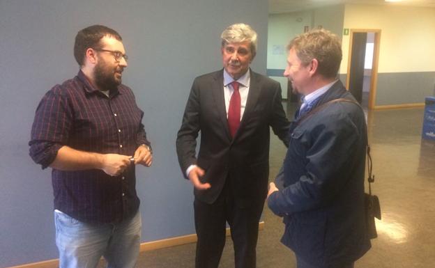 El vicepresidente de la ARMH, el rector de la ULE y un profesor de la Universidad de California, minutos antes de la presentación.