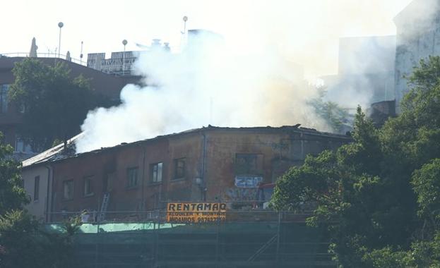Imagen del incendio en una vivienda en la calle del Rañadero, en el casco antiguo de Ponferrada.