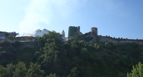Fotos: Incendio de una casa en ruina en el casco histórico de Ponferrada