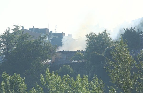 Fotos: Incendio de una casa en ruina en el casco histórico de Ponferrada