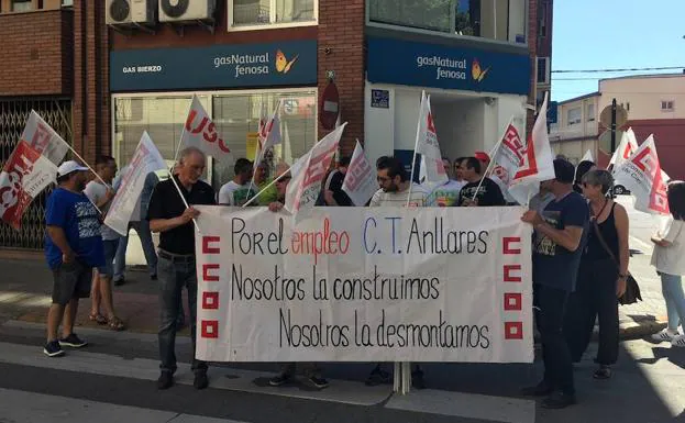 La plantilla de Masa Galicia y representantes sindicales de CCOO y USO se han concentrado frente a la oficina de Gas Natural en Ponferrada.