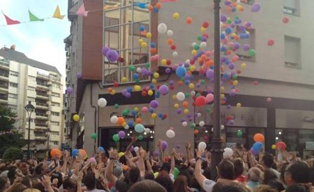 Suelta de globos con premios en la Noche Blanca de los comercios de Templarium.