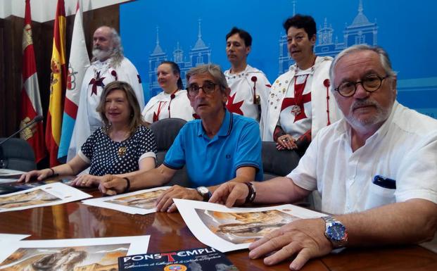 La concejala de Cultura, María Antonia Gancedo, junto a los miembros de la Asociación de Amigos de la Noche Templaria, en la presentación de la revista.