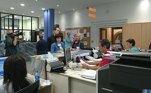 La pedanéa de Peñalba, Susana Rodríguez (V), junto a representantes de la Junta Vecinal, durante la presentación del escrito en el Ayuntamiento de Ponferrada.