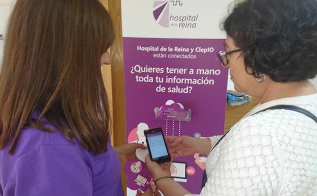 Una usuaria implanta la app del Hospital de la Reina.