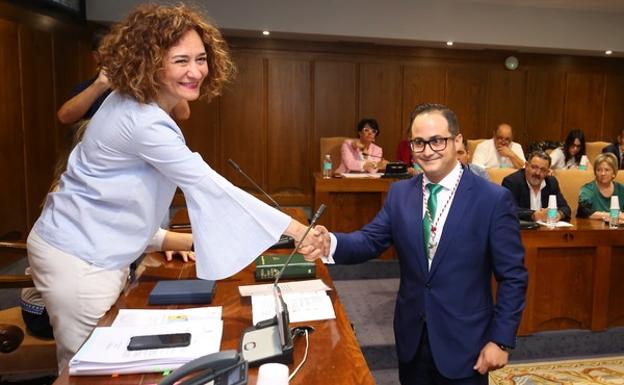 La alcaldesa de Ponferrada da la bienvenida al nuevo concejal del PP, Álvaro Rajo, tras su toma de posesión.