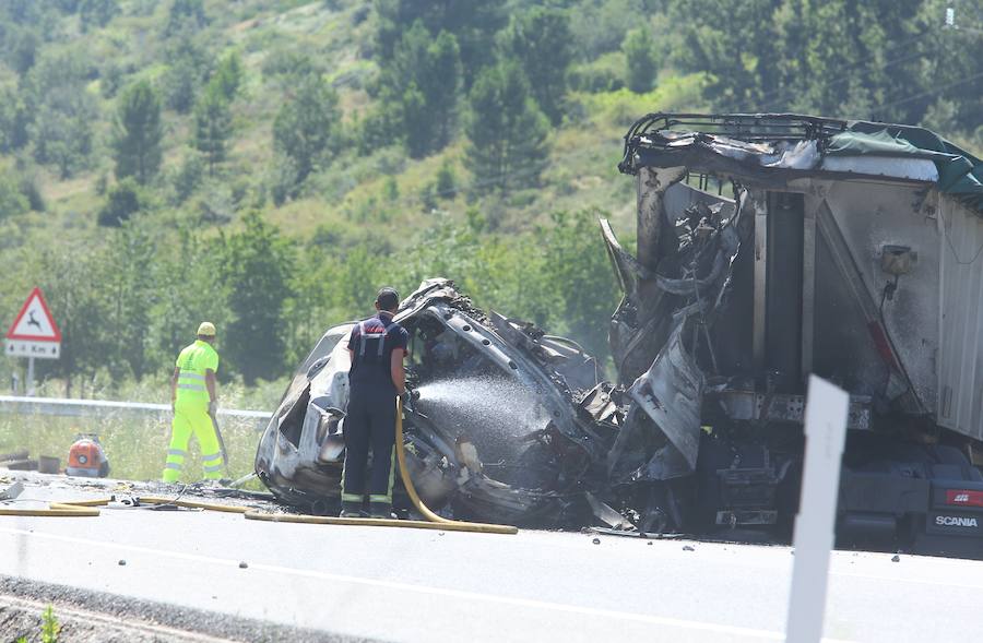 Fotos: Colisión de dos camiones en la A-6 en Almázcara