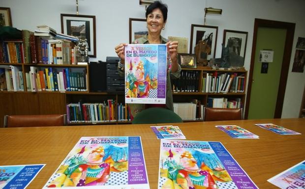 La presidenta del Instituto de Estudios Bercianos, Mar Palacio, durante la presentación de los X Versos en el Hayedo de Busmayor.