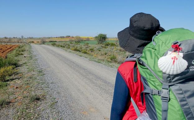 Un peregrino, en pleno Camino de Santiago.