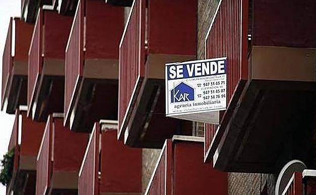 Cartel de 'Se vende' en una vivienda.