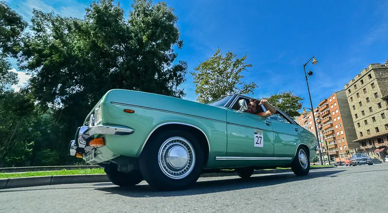 Imagen de un coche clásico por Ponferrada.