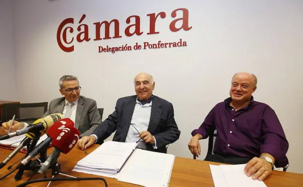 El presidente de Afebi, Manuel Lamelas (C), junto al vicepresidente, Francisco Vega (I), y el representante de la junta directiva, Aníbal Fernández (D).