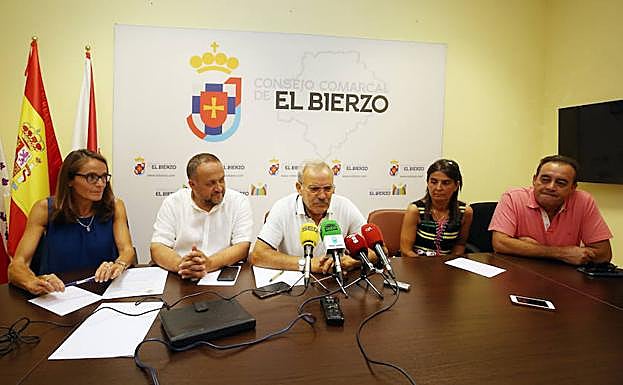 (I a D): La primer Teniente de Alcalde de Bembibre, Elsa María García; el presidente del Consejo, Gerardo Álvarez Courel; el presidente de la Fundación Prada a Tope, José Luis Prada; la teniente alcalde de Carracedelo, María Cruz Miguel; y el alcalde de Arganza, Luis Manuel González.