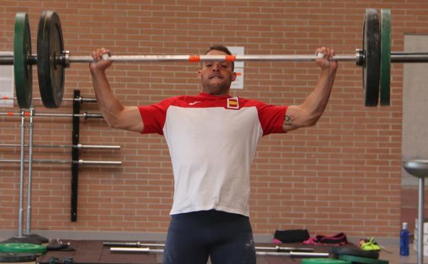 Galería. Uno de los levantadores, en su entrenamiento en el CAR de León.