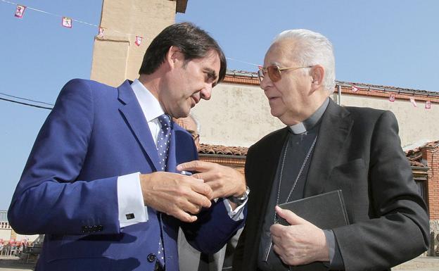 El consejero de Fomento y Medio Ambiente, Juan Carlos Suárez-Quiñones, visita en Arcahueja una vivienda rehabilitada acompañado por el Obispo de León, Julián López.