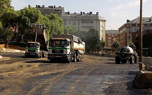 La empresa Acoval ha iniciado las labores de asfaltado del nuevo aparcamiento de la zona alta de Ponferrada.