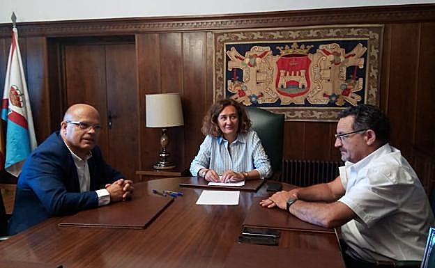 El subdelegado del Gobierno en León, Faustino Sánchez, junto a la alcaldesa de Ponferrada, Gloria Fernández Merayo, y el concejal de Seguridad, Carlos Fernández, durante la reunión.