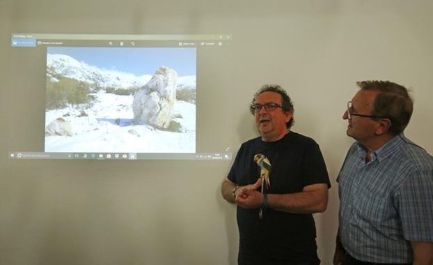 El pedáneo de Tejeira, Luis Manuel Prieto (I), junto con el profesor de Geografía Física de la Universidad de Valladolid (UVA) Guillermo Calonge (D), en la presentación del descubrimiento.