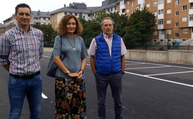 La alcaldesa de Ponferrada y el concejal de Obras, en la inauguración del nuevo aparcamiento de la zona alta de la ciudad. 