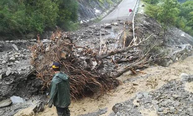 Imagen del derrumbe ocurrido el pasado mes de julio en la carretera de acceso a Peñalba de Santiago. 