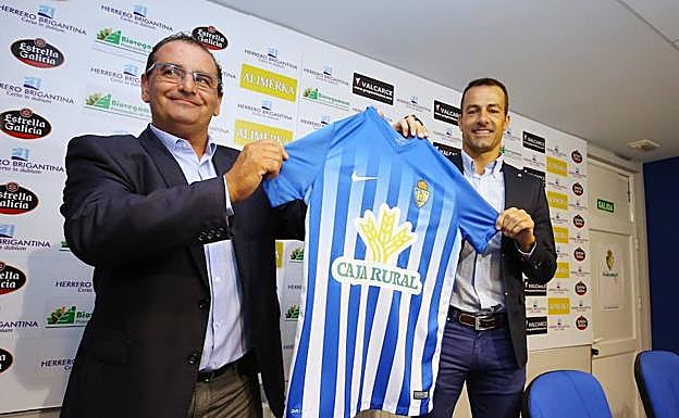 El director de Comunicación de Caja Rural, Narciso Prieto (I), junto al director de marketing de la S.D. Ponferradina SAD, Dávid López (D).