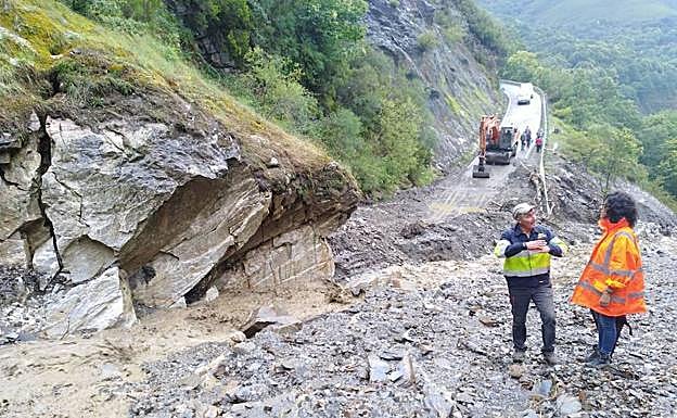 Imagen de archivo de uno de los derrumbes producidos en la carretera de Peñalba.