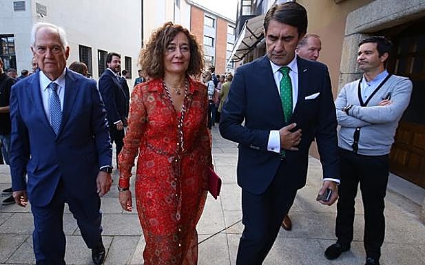 El consejero de Fomento y Medio Ambiente, Juan Carlos Suárez-Quiñones (D), junto a la alcaldesa de Ponferrada, Gloria Fernández Merayo, y el delegado territorial de la Junta, Guillermo García (I), durante los actos del LX aniversario del Día del Bierzo. 