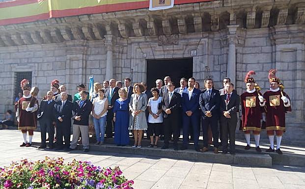 Alcaldesa, concejales y pedáneos del municipio de Ponferrada, ante el Ayuntamiento.