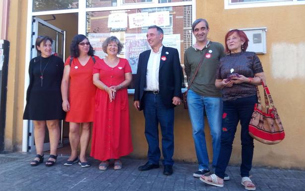 El secretario general del PCE, Enrique Santiago (3I), junto a responsables de la agrupacion comarcal, durante su visita a Ponferrada.