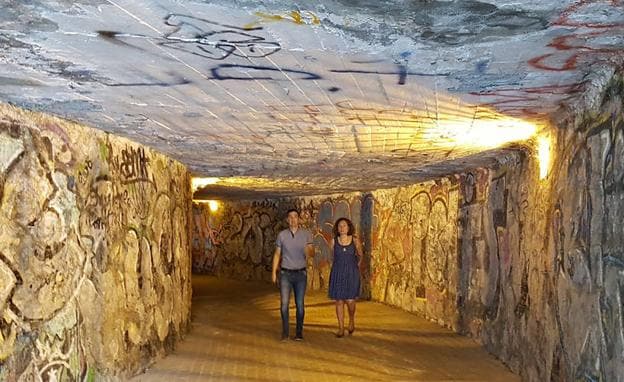 La alcaldesa de Ponferrada, Gloria Fernández Merayo, y el concejal de Obras, Roberto Mendo, curante la visita al túnel.