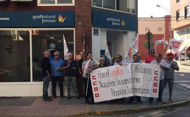 Los trabajadores de Masa se han concentrado a las puertas de las oficinas de Gas Natural en Ponferrada.